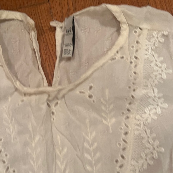 Chic Cream Ruffle Blouse - Picture 3 of 7